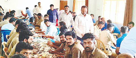 ಮಲೆಮಹದೇಶ್ವರ ಬೆಟ್ಟದಲ್ಲಿ ಗುರುವಾರ ಹುಂಡಿ ಹಣ ಎಣಿಕೆ ನಡೆಯಿತು. ಎ.ಈ ರಘು, ಚಂದ್ರಶೇಖರ್, ಮರಿಸ್ವಾಮಿ, ಭಾಗ್ಯಮ್ಮ, ಮಹದೇವಪ್ಪ ಇತರರು ಇದ್ದರು.