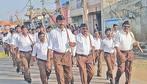 RSS ಹಿರೇಕೆರೂರಿನ ಪ್ರಮುಖ ಬೀದಿಗಳಲ್ಲಿ ಆರ್‌ಎಸ್‌ಎಸ್ ಸ್ವಯಂ ಸೇವಕರು ಗಣವೇಶದೊಂದಿಗೆ ಪಥ ಸಂಚಲನ ನಡೆಸಿದರು.