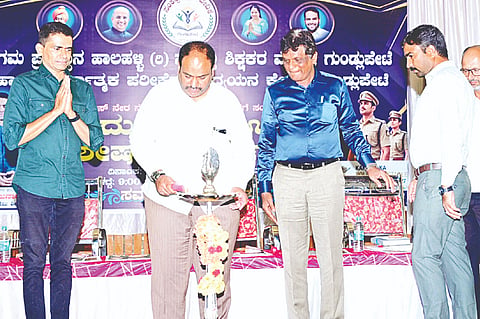 ಗುಂಡ್ಲುಪೇಟೆ ಪಟ್ಟಣದ ಗುರುಭವನದಲ್ಲಿ ಆಯೋಜಿಸಲಾಗಿದ್ದ ಪೊಲೀಸ್ ನೇರ ನೇಮಕಾತಿ ಪರೀಕ್ಷೆಗೆ ಸಂಬಂಧಿಸಿದ ಒಂದು ದಿನದ ವಿಶೇಷ ತರಬೇತಿ ಕಾರ್ಯಾಗಾರವನ್ನು ಗಣೇಶ್ ಪ್ರಸಾದ್ ಉದ್ಘಾಟಿಸಿದರು. ಡಾ.ಮಹದೇವಸ್ವಾಮಿ, ಮಂಜುನಾಥ್ ಇದ್ದರು.