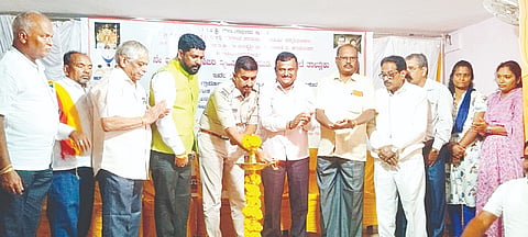ಗುಂಡ್ಲುಪೇಟೆ ಪಟ್ಟಣದ ಲ್ಯಾಂಪ್ಸ್ ಸೊಸೈಟಿ ಆವರಣದಲ್ಲಿ ಶ್ರೀ ಕ್ಷೇತ್ರ ಧರ್ಮಸ್ಥಳ ಗ್ರಾಮೀಣ ಅಭಿವೃದ್ಧಿ ಯೋಜನೆಯ ವತಿಯಿಂದ ಆಯೋಜಿಸಿರುವ ಮದ್ಯವರ್ಜನ ಶಿಬಿರವನ್ನು ಜಯಕುಮಾರ್ ಉದ್ಘಾಟಿಸಿದರು. ಮುಖೇಶ್, ದಿನೇಶ್, ಚಂದ್ರಶೇಖರ್, ಬಿ.ಕುಮಾರಸ್ವಾಮಿ, ಶಿವಕುಮಾರ್, ಮುದ್ದಯ್ಯ ಇದ್ದರು. ್ಙ