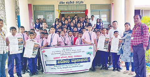 ಗುಂಡ್ಲುಪೇಟೆ ತಾಲೂಕು ತೆರಕಣಾಂಬಿ ಗ್ರಾಮದ ಬಲಚವಾಡಿ ಪುಟ್ಟಬಸಪ್ಪ ಪದವಿಪೂರ್ವ ಕಾಲೇಜಿನ ಪ್ರೌಢಶಾಲಾ ವಿಭಾಗದಲ್ಲಿ ಮಲೇರಿಯಾ ವಿರೋಧಿ ಮಾಸಾಚರಣೆ ಕಾರ್ಯಕ್ರಮ ಹಮ್ಮಿಕೊಳ್ಳಲಾಗಿತ್ತು. ನಾಗೇಂದ್ರ, ಸುದರ್ಶನ್, ಸವಿತಾ ಇದ್ದರು.