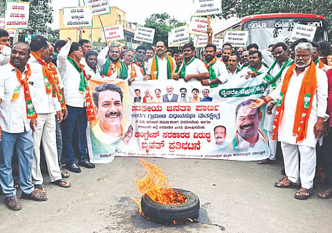  ಗ್ರಾಮೀಣ ಮತಕ್ಷೇತ್ರಕ್ಕೆ ಬೆಳೆವಿಮೆ ಪರಿಹಾರ ವಿತರಣೆಯಲ್ಲಿ ಆದ ತಾರತಮ್ಯ ಸರಿಪಡಿಸಬೇಕು, ಕಲಬುರಗಿ ಬರಪೀಡಿತ ಜಿಲ್ಲೆ ಘೋಷಿಸುವಂತೆ ಆಗ್ರಹಿಸಿ ಬಿಜೆಪಿ ಗ್ರಾಮೀಣ ಮಂಡಲದಿಂದ ಕಮಲಾಪುರ ಬಸ್​ ನಿಲ್ದಾಣದ ಎದುರು ಹಮ್ಮಿಕೊಂಡಿದ್ದ ಪ್ರತಿಭಟನೆಯಲ್ಲಿ ಶಾಸಕ ಬಸವರಾಜ ಮತ್ತಿಮಡು ಮಾತನಾಡಿದರು. ಜಿಲ್ಲಾಧ್ಯಕ್ಷ ಅಶೋಕ ಬಗಲಿ, ಶಿವಪ್ರಭು ಪಾಟೀಲ್​, ಹಣಮಂತರಾವ ಮಲಾಜೆ ಇತರರಿದ್ದರು. 