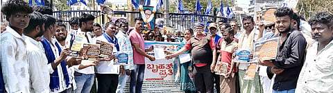 ಸರ್ಕಾರಿ ಹುದ್ದೆಗಳ ನೇಮಕ ಪ್ರಕ್ರಿಯೆಯಲ್ಲಿ ಒಳಮೀಸಲಾತಿ ಕಡ್ಡಾಯಗೊಳಿಸಲು ಆಗ್ರಹಿಸಿ ಕಂಪ್ಲಿಯಲ್ಲಿ ಗ್ರಾಮ ಆಡಳಿತಾಧಿಕಾರಿ ಲಕ್ಷ್ಮಣನಾಯ್ಕಗೆ ದಲಿತ ಸಂಘಟನೆಗಳ ಪದಾಧಿಕಾರಿಗಳು ಮನವಿ ಸಲ್ಲಿಸಿದರು. 