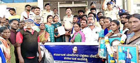 ನಂ.10ಮುದ್ದಾಪುರ ಗ್ರಾಮದಲ್ಲಿ ಯುವಕನ ಮೇಲೆ ಮಾರಣಾಂತಿಕ ಹಲ್ಲೆ ನಡೆಸಿದವರ ಬಂಧನಕ್ಕೆ ಆಗ್ರಹಿಸಿ ಕಂಪ್ಲಿಯಲ್ಲಿ ಡಿವೈಎಸ್ಪಿ ಪ್ರಸಾದ್ ಕೆ.ಗೋಖಲೆಗೆ ದಲಿತ ಸಂಘಟನೆಗಳ ಪದಾಧಿಕಾರಿಗಳು ಮನವಿ ಸಲ್ಲಿಸಿದರು. 