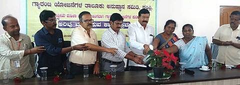 ಕಂಪ್ಲಿ ತಾಪಂ ಸಭಾಂಗಣದಲ್ಲಿ ಗ್ಯಾರಂಟಿ ಯೋಜನೆಗಳ ಅರಿವು ಮೂಡಿಸುವ ಕಾರ್ಯಕ್ರಮಕ್ಕೆ ತಾಲೂಕು ಸಮಿತಿ ಅಧ್ಯಕ್ಷ ಕೆ.ಶ್ರೀನಿವಾಸರಾವ್ ಚಾಲನೆ ನೀಡಿದರು. 