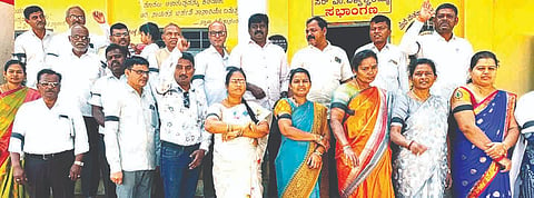 ಕಂಪ್ಲಿಯಲ್ಲಿ ಶಿಕ್ಷಕರು ತೋಳಿಗೆ ಕಪ್ಪು ಬಟ್ಟೆ ಧರಿಸಿ ಪ್ರತಿಭಟನೆ ನಡೆಸಿದರು.