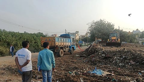 ಚಿತ್ರ ೦೮ ಕೆ.ಎಲ್.ಆರ್. ೦೨ : ಕೋಲಾರ ನಗರದಲ್ಲಿ ಭಾನುವಾರ ಟಿಪ್ಪರ್‌ಗಳ ಮೂಲಕ ಕಸ ವಿಲೇವಾರಿ ಮಾಡುತ್ತಿರುವುದು. 