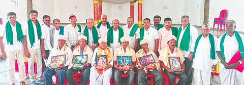  ಕೆ.ಆರ್.ನಗರದ ಎಚ್.ಡಿ.ದೇವೇಗೌಡ ಸಮುದಾಯ ಭವನದಲ್ಲಿ ತಾಲೂಕು ರೈತ ವೇದಿಕೆ ವತಿಯಿಂದ ಆಯೋಜಿಸಿದ್ದ ರಾಷ್ಟ್ರೀಯ ರೈತ ದಿನಾಚರಣೆ ಮತ್ತು ತಾಲೂಕು ಮಟ್ಟದ ಕಿಸಾನ್ ಗೋಷ್ಠಿ ಕಾರ್ಯಕ್ರಮದಲ್ಲಿ ಪ್ರಗತಿಪರ ರೈತರನ್ನು ಸನ್ಮಾನಿಸಲಾಯಿತು. ಸಿ.ಎನ್.ಮಂಜೇಗೌಡ, ಇಂಗಲಕುಪ್ಪೆ ಕೃಷ್ಣೇಗೌಡ, ಹಳ್ಳಿಕೆರೆ ಹುಂಡಿ ಭಾಗ್ಯರಾಜ್, ಅರ್ಜುನಹಳ್ಳಿ ರಾಮಪ್ರಸಾದ್, ಶಿವರಾಮು, ಗರುಡಗಂಭ ಸ್ವಾಮಿ, ಸಿ.ಕೆ.ರವೀಂದ್ರ, ಎಂ.ಜೆ.ಕುಮಾರ್, ಕೆ.ಆರ್.ಜಿತೇಂದ್ರ, ಕನುಗನಹಳ್ಳಿ ವಿಶ್ವನಾಥ್, ಎಸ್.ಟಿ.ರವಿಕುಮಾರ್ ಇದ್ದರು.