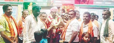  ಕೆ.ಆರ್.ನಗರ ತಾಲೂಕಿನ ಕಾಳೇನಹಳ್ಳಿ  ಹೊಸಕೊಪ್ಪಲು ಗ್ರಾಮಕ್ಕೆ ಸೋಮವಾರ ಸಂಜೆ ಭೇಟಿ ನೀಡಿದ ಶಾಸಕ ಡಿ.ರವಿಶಂಕರ್ ಅವರನ್ನು ಗ್ರಾಮಸ್ಥರು ಸನ್ಮಾನಿಸಿದರು. ಮುಖಂಡರಾದ ಬಸವೇಗೌಡ, ಮಂಜುನಾಥ್, ಕೆ.ಎಸ್.ರೇವಣ್ಣ, ರಘು, ಮಹದೇವ್, ಗಿರೀಶ್, ಯೋಗೇಶ್, ರಾಮೇಗೌಡ, ಲಕ್ಷ್ಮಣ್, ಕೃಷ್ಣೇಗೌಡ, ಮಾರ್ಕ್ ಮಹದೇವ್, ಕೆ.ಎಂ.ಶಂಕರ್ ಇನ್ನಿತರರಿದ್ದರು.