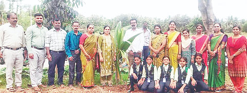ಕೆ.ಆರ್.ನಗರದ ಹೊರ ವಲಯದ ಕಾಳೇನಹಳ್ಳಿ ಗ್ರಾಮದ ಆದರ್ಶ ವಿದ್ಯಾಲಯದ ಆವರಣದಲ್ಲಿ ಸಸಿ ನೆಡುವ ಕಾರ್ಯಕ್ಕೆ ಎಸ್‌ಡಿಎಂಸಿ ಅಧ್ಯಕ್ಷ ಕೆ.ಪಿ.ಜಗದೀಶ್ ಚಾಲನೆ ನೀಡಿದರು. ರಶ್ಮಿ ಮಂಜುನಾಥ್, ಕವಿತಾ, ಲೋಕೇಶ್, ಸೌಮ್ಯಾ ಗೌರೀಶ್, ತಾರಾ, ವೀಣಾ, ಅಂಬಿಕಾ, ದೀಪ್ತಿ, ದೇವಿಕಾರಾಣಿ, ಸುಮಾ, ಜಯಶಂಕರ್, ಪುಷ್ಪಾಲತಾ ಇದ್ದರು.