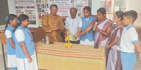 ಕೊರಟಗೆರೆಯ ಚಾಣಕ್ಯ Introduction Program ಪಬ್ಲಿಕ್​ ಶಾಲೆಯಲ್ಲಿ ಹಮ್ಮಿಕೊಂಡಿದ್ದ ಸ್ವಾತಂತ್ರ್ಯ ಹೋರಾಟಗಾರರ ಭಾವಚಿತ್ರ ಪ್ರದರ್ಶನ ಹಾಗೂ ಪರಿಚಯ ಕಾರ್ಯಕ್ರಮವನ್ನು ತುರುವೇಕೆರೆ ರಾಷ್ಟ್ರೀಯ ಸಂರಕ್ಷಣಾ ಪರಿಷತ್​ನ ನಿರ್ದೇಶಕ ಟಿ.ರಾಮಚಂದ್ರ ಉದ್ಘಾಟಿಸಿದರು. ಚಾಣಕ್ಯ ವಿದ್ಯಾಸಂಸ್ಥೆಯ ಉಪಾಧ್ಯಕ್ಷ ವಿಜಯ್​ ಕುಮಾರ್​, ಕಾರ್ಯದರ್ಶಿ ನರಸಿಂಹಲು ಬಾಬು ಇದ್ದರು.  