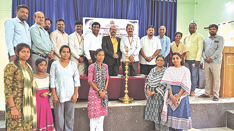 ಕುಣಿಗಲ್​ Hosadiganta Programme ಸರ್ಕಾರಿ ಪ್ರಥಮ ದರ್ಜೆ ಕಾಲೇಜಿನಲ್ಲಿ ಹಮ್ಮಿಕೊಂಡಿದ್ದ ಕಾರ್ಯಕ್ರಮದಲ್ಲಿ ವ್ಯವಸ್ಥಾಪಕ ಕೆ.ಎನ್​.ಚೆಲುವಮೂರ್ತಿ, ಅಧ್ಯಾಪಕ ಡಾ.ಸಿ.ಆರ್​.ಮನೋಜ್​, ಕೆ.ರವಿಕುಮಾರ್​, ರೇವಣ್ಣಸಿದ್ದೇಶ್ವರ ಇದ್ದರು. 