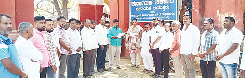 ಲಿಂಗಸುಗೂರಿನಲ್ಲಿ ಎಸಿ ಕಚೇರಿಯ ಎಫ್‌ಡಿಎ ಅನುಪಮಾ ಸಿಂಗ್‌ಗೆ ಹಡಪದ ಸಮಾಜ ಸೇವಾ ಸಂಘ ಮನವಿ ಸಲ್ಲಿಸಿತು.