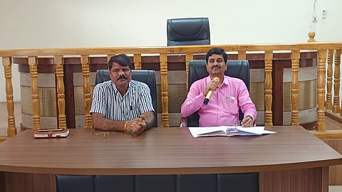 ಹೊಸಪೇಟೆ ಜಿಲ್ಲಾಧಿಕಾರಿ ಕಚೇರಿಯಲ್ಲಿ ಸೋಮವಾರ ಅಪರ ಜಿಲ್ಲಾಧಿಕಾರಿ ಇ.ಬಾಲಕೃಷ್ಣಪ್ಪ ವಿವಿಧ ಜಯಂತಿಗಳ ಪೂರ್ವಭಾವಿ ಸಭೆ ನಡೆಸಿದರು. ಕನ್ನಡ ಮತ್ತು ಸಂಸ್ಕೃತಿ ಇಲಾಖೆ ಸಹಾಯಕ ನಿರ್ದೇಶಕ ಸಿದ್ದಲಿಂಗೇಶ್ ರಂಗಣ್ಣನವರ ಇದ್ದರು.