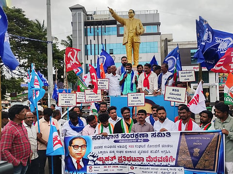 ಹೊಸಪೇಟೆಯಲ್ಲಿ ಬುಧವಾರ ಸಂವಿಧಾನ ಸಂರಕ್ಷಣಾ ಸಮಿತಿ ನೇತೃತ್ವದಲ್ಲಿ ಬೃಹತ್ ಪ್ರತಿಭಟನೆ ನಡೆಯಿತು. ಪ್ರಮುಖರಾದ ಕೃಷ್ಣ ಮೊದಲಿಯಾರ್, ಸಣ್ಣ ಮಾರೆಪ್ಪ, ಕೆ.ಎಂ.ಸAತೋಷ ಕುಮಾರ್, ಎನ್.ಯಲ್ಲಾಲಿಂಗ, ಅರ್.ಭಾಸ್ಕರ್ ರೆಡ್ಡಿ, ಬಿಸಾಟಿ ತಾಯಪ್ಪ ನಾಯಕ, ಅಂಜಿನಿ, ವಸಂತ ಕಲಾಲ್, ವಕೀಲರಾದ ಮಹೇಶ್, ಕಲ್ಯಾಣಯ್ಯ ಇತರರಿದ್ದರು.