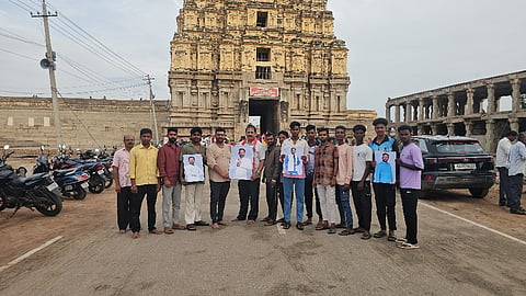 ಹಂಪಿಯ ಶ್ರೀ ವಿರೂಪಾಕ್ಷೇಶ್ವರ ದೇಗುಲದಲ್ಲಿ ಹುನಗುಂದ ಶಾಸಕ ಡಾ.ವಿಜಯಾನಂದ ಕಾಶಪ್ಪ ನವರಿಗೆ ಸಚಿವ ಸ್ಥಾನ ಸಿಗಲಿ ಎಂದು ಸೋಮವಾರ ಪ್ರಾರ್ಥನೆ ಸಲ್ಲಿಸಿದರು. ಪ್ರಮುಖರಾದ ಮಂಜುನಾಥ ನಿಟ್ಟಳ್ಳಿ, ನಾಗರಾಜ ಕುಕನಪಳ್ಳಿ, ಮಲ್ಲಿಕಾರ್ಜುರ, ವೀರಭದ್ರಪ್ಪ, ಶರಣಪ್ಪ ತಟ್ಟಿ, ಕೊಟ್ಟೂರೇಶ್ವರ, ರಾಜು, ಚಂದ್ರಶೇಖರ್, ವಿಕ್ರಂ, ಶ್ರೀಕಾಂತ, ಮನ್ಸೂರು ಇತರರಿದ್ದರು.