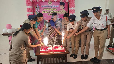 ಹೊಸಪೇಟೆ ಎಸ್ಪಿ ಕಚೇರಿ ಸಭಾಂಗಣದಲ್ಲಿ ಭಾನುವಾರ ಕೇಕ್ ಕತ್ತರಿಸಿ ಅಂತರಾಷ್ಟಿçÃಯ ಮಹಿಳಾ ದಿನ ಆಚರಿಸಲಾಯಿತು. ನ್ಯಾಯಾಧೀಧರಾದ ಜೆ.ಚೈತ್ರ, ಶೃತಿ ತೇಲಿ, ಎಸ್ಪಿ ಜಾಹ್ನವಿ ಇತರರಿದ್ದರು.