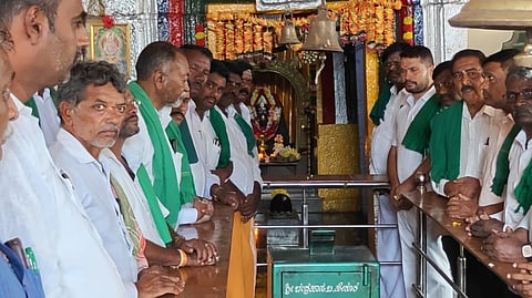 ಹೊಸಪೇಟೆ ಟಿ.ಬಿ.ಡ್ಯಾಂ ಬಳಿಯ ಶ್ರೀ ವಿಜಯ ಮಹಾಗಣಪತಿ ದೇಗುಲದಲ್ಲಿ ವಿಶೇಷ ಪೂಜೆ ಸಲ್ಲಿಸಲಾಯಿತು. ಜಿಲ್ಲಾಧ್ಯಕ್ಷ ಟಿ.ನಾಗರಾಜ, ಜಿಲ್ಲಾ ಉಪಾಧ್ಯಕ್ಷ ಎಂ.ಜಡಿಯಪ್ಪ, ತಾಲೂಕು ಅಧ್ಯಕ್ಷ ಸಣ್ಣಕ್ಕಿ ರುದ್ರಪ್ಪ, ಪ್ರಮುಖರಾದ ಬಿ.ವಿ.ಗೌಡ, ರೇವಣಸಿದ್ದಪ್ಪ, ಮೂರ್ತಿ, ಸುರೇಶ್, ವೆಂಕಟೇಶ್, ಚಿನ್ನದೊರೆ, ಪರಸಪ್ಪ ಇತರರಿದ್ದರು.