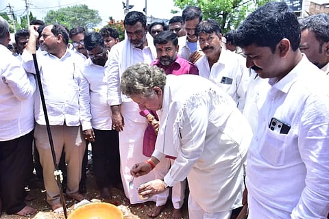 ಕಮಲಾಪುರದಲ್ಲಿ ಮಂಗಳವಾರ ಶಾಸಕ ಎಚ್.ಆರ್.ಗವಿಯಪ್ಪ ಪ್ರವಾಸಿ ಪ್ಲಾಜಾ ಭೂಮಿ ಪೂಜೆ ನೆರವೇರಿಸುವ ಮೂಲಕ ಯೋಜನೆಗೆ ಅಧಿಕೃತವಾಗಿ ಚಾಲನೆ ನೀಡಿದರು. ಕಮಲಾಪುರ ಪುರಸಭೆ ಮಾಜಿ ಅಧ್ಯಕ್ಷ ಸಯ್ಯದ್ ಮುಕ್ತಿಯಾರ್ ಪಾಷಾ, ಮುಖ್ಯಾಧಿಕಾರಿ ಡಿ.ಬಿ.ಈರಣ್ಣ, ಪಿಡಬ್ಲ್ಯೂಡಿ ಎಇಇ ರವಿನಾಯ್ಕ ಇತರರಿದ್ದರು.