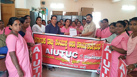 ಹೊಸಪೇಟೆಯಲ್ಲಿ ಶುಕ್ರವಾರ ರಾಜ್ಯ ಸಂಯುಕ್ತ ಆಶಾ ಕಾರ್ಯಕರ್ತೆಯರ ಸಂಘದ ಪದಾಧಿಕಾರಿಗಳು ಜಿಲ್ಲಾ ಸರ್ವೇಕ್ಷಣಾ ಅಧಿಕಾರಿ ಡಾ.ಶಣ್ಮುಖ ನಾಯ್ಕ ಅವರಿಗೆ ಮನವಿ ಸಲ್ಲಿಸಿದರು. ಅಧ್ಯಕ್ಷ ಡಾ.ಪ್ರಮೋದ್, ಸಂಘದ ಜಿಲ್ಲಾ ಕಾರ್ಯದರ್ಶಿ ಕೆ.ಎಸ್.ಗೌರಮ್ಮ ಪ್ರಮುಖರಾದ ನಾಗಮ್ಮ, ಮಹೇಶ್ವರಿ, ನೇತ್ರಾವತಿ, ಗೌರಿ ಇತರರಿದ್ದರು.