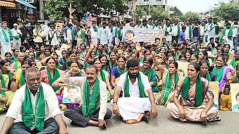 ಹೊಸಪೇಟೆಯಲ್ಲಿ ಶಾಸಕ ಬಿ.ಜೆಡ್.ಜಮೀರ್ ಅಹ್ಮದ್ ಖಾನ್ ಅವರಿಗೆ ಸಚಿವ ಸ್ಥಾನ ನೀಡುವಂತೆ ಒತ್ತಾಯಿಸಿ ಸೋಮವಾರ ಪ್ರತಿಭಟನೆ ನಡೆಯಿತು. ರಾಜ್ಯ ರೈತ ಸಂಘ ಹಾಗೂ ಹಸಿರು ಸೇನೆ ಜಿಲ್ಲಾ ಅಧ್ಯಕ್ಷ ಎಸ್.ಎ.ಗಾಳೆಪ್ಪ, ಭೀಮರಾಜ್, ಬಸವರಾಜ್, ಲಕ್ಷ್ಮಣ, ಹನುಮಕ್ಕ, ಪಾರ್ವತಮ್ಮ, ಸುಶೀಲಾ, ನಾರಾಯಣಮ್ಮ ಇತರರಿದ್ದರು.