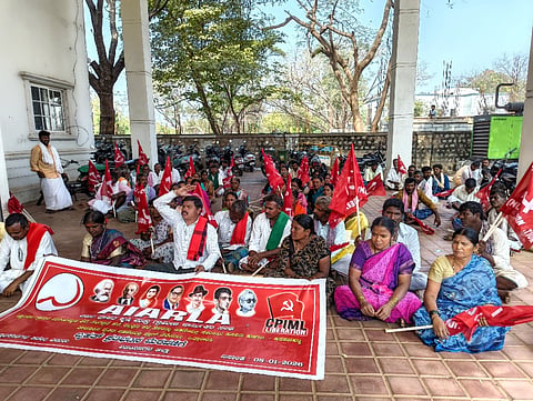 ಹೊಸಪೇಟೆ ಜಿಲ್ಲಾಧಿಕಾರಿ ಕಚೇರಿ ಎದುರು ಗುರುವಾರ ಪುರಾತರನ ಕೆರೆಗಳ ರಕ್ಷಣೆ ಮಾಡುವಂತೆ ಒತ್ತಾಯಿಸಿ ಸಿಪಿಐಎಂಎಲ್ ಸಂಘಟನೆಯಿAದ ಪ್ರತಿಭಟನೆ ನಡೆಯಿತು. ಜಿಲ್ಲಾ ಕಾರ್ಯದರ್ಶಿ ಸಂದೇರ್ ಪರಶುರಾಮ್, ಪ್ರಮುಖರಾದ ಸಂತೋಷ್ ಗುಳೆದಟ್ಟಿ, ಕುರುವತ್ತಿ ಬಸಪ್ಪ ಇತರರಿದ್ದರು.