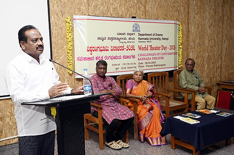 ಕನ್ನಡ ವಿವಿಯ ನಾಟಕ ವಿಭಾಗದಿಂದ ಬುದವಾರ ಪಂಪ ಸಭಾಂಗಣದಲ್ಲಿ ನಡೆದ ಸಮಕಾಲಿನ ಕನ್ನಡರಂಗಭೂಮಿಯ ಸವಾಲುಗಳು ಎಂಬ ಕಾರ್ಯಕ್ರಮದಲ್ಲಿ ಕುಲಪತಿ ಡಾ.ಡಿ.ವಿ.ಪರಮಶಿವಮೂರ್ತಿ ಮಾತನಾಡಿದರು. ಬಳ್ಳಾರಿಯ ರಂಗಕರ್ಮಿ ಶ್ರೀ ಕೆ. ಜಗದೀಶ್, ನಾಟಕ ವಿಭಾಗದ ಮುಖ್ಯಸ್ಥಡಾ. ವೀರೇಶ ಬಡಿಗೇರಇತರರಿದ್ದರು.