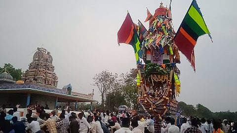 ಗುಂಡ್ಲುಪೇಟೆ ತಾಲೂಕಿನ ರಾಘವಾಪುರದಲ್ಲಿ ನಡೆದ ಪಟ್ಟಲದಮ್ಮನವರ ರಥೋತ್ಸವದಲ್ಲಿ ಭಕ್ತರು ಉತ್ಸಾಹದಿಂದ ತೇರನ್ನು ಎಳೆದರು.