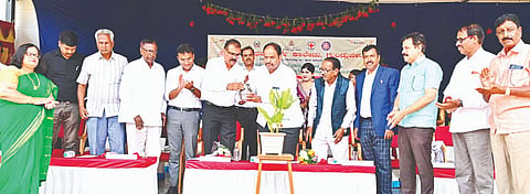 ಗುಂಡ್ಲುಪೇಟೆ ಪಟ್ಟಣದ ಸರ್ಕಾರಿ ಪ್ರಥಮ ದರ್ಜೆ ಕಾಲೇಜಿನಲ್ಲಿ ಆಯೋಜಿಸಿದ್ದ ಕಾರ್ಯಕ್ರಮವನ್ನು ಗಣೇಶ್ ಪ್ರಸಾದ್ ಉದ್ಘಾಟಿಸಿದರು. ಟಿ.ಜವರೇಗೌಡ, ಎಂ.ಎಸ್.ತನ್ಮಯಿ, ಡಾ.ಮದನಕುಮಾರ್, ಬಿ.ಕುಮಾರಸ್ವಾಮಿ, ಕವಿತಾ, ಪುಳಸೀರಾಂ, ದಿವ್ಯಭಾರತಿ ಇದ್ದರು.