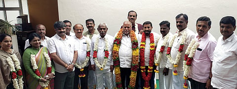 ಹೊಸಕೋಟೆ ತಾಲೂಕಿನ ಯಡಗೊಂದನಹಳ್ಳಿಯಲ್ಲಿ ಹಮ್ಮಿಕೊಂಡಿದ್ದ ಬಿಎಲ್​ಎ ತರಬೇತಿ ಕಾರ್ಯಾಗಾರದಲ್ಲಿ ಪಕ್ಷದ ಮುಖಂಡರನ್ನು ಸನ್ಮಾನಿಸಲಾಯಿತು.  ಜಿಲ್ಲಾ ಕಾಂಗ್ರೆಸ್​ ಅಧ್ಯಕ್ಷ ಎಸ್​.ಆರ್​ ಗೌಡ, ಮುಖಂಡರಾದ ಸಮೇತನಹಳ್ಳಿ ಸೊಣ್ಣಪ್ಪ, ಬಾಬು ರೆಡ್ಡಿ, ಮುತ್ಕೂರು ಮುನಿರಾಜ್​, ರಾಧಾಕೃಷ್ಣ, ಕಾಂತರಾಜ್​, ಆನಂದಾಚಾರಿ, ಲತಾ ರೆಡ್ಡಿ ಇದ್ದರು.