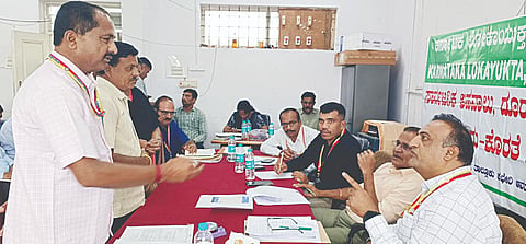 ನಾಗಮಂಗಲ ಪಟ್ಟಣದ ತಾಲೂಕು ಆಡಳಿತಸೌಧದ ನ್ಯಾಯಾಲಯದ ಸಭಾಂಗಣದಲ್ಲಿ ಬುಧವಾರ ಆಯೋಜಿಸಿದ್ದ ಸಾರ್ವಜನಿಕರ ಅಹವಾಲು ಸ್ವೀಕಾರ ಮತ್ತು ಕುಂದು ಕೊರತೆ ಸಭೆಯಲ್ಲಿ ಲೋಕಾಯುಕ್ತ ಅಧಿಕಾರಿಗಳು ಎಡಿಎಲ್‌ಆರ್ ದೊಳ್ಳೇಗೌಡರನ್ನು ತರಾಟೆಗೆ ತೆಗೆದುಕೊಂಡರು.
