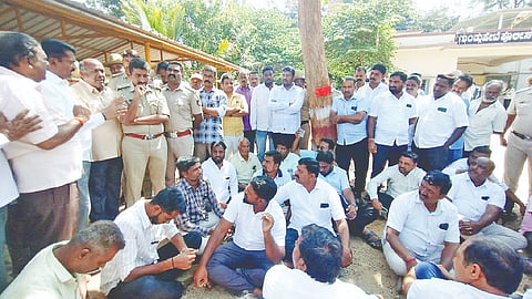 ಗುಂಡ್ಲುಪೇಟೆ ಪಟ್ಟಣದ ಪೊಲೀಸ್ ಠಾಣೆಗೆ ಬಿಜೆಪಿ ಕಾರ್ಯಕರ್ತರೊಂದಿಗೆ ಮುತ್ತಿಗೆಹಾಕಿದ ನಿರಂಜನಕುಮಾರ್ ಅಧಿಕಾರಿಗಳನ್ನು ತರಾಟೆಗೆ ತೆಗೆದುಕೊಂಡರು. ಸಿ.ಮಹದೇವಪ್ರಸಾದ್, ಎಲ್.ಸುರೇಶ್, ಮಲ್ಲೇಶ್, ಸುನಿಲ್ ಮೂಡ್ಲು, ಮಂಜುನಾಥ್, ಕಮರಹಳ್ಳಿ ರವಿ, ಮಾಡ್ರಹಳ್ಳಿ ಮಲ್ಲೇಶ್, ನಾಗೇಂದ್ರ ಇದ್ದರು.