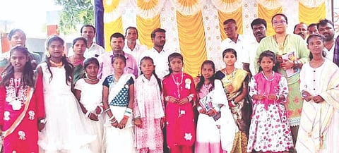 ಬಾಗೇಪಲ್ಲಿ ತಾಲೂಕಿನ ಶಿವಪುರ ಸರ್ಕಾರಿ ಹಿರಿಯ ಪ್ರಾಥಮಿಕ ಶಾಲೆಯಲ್ಲಿ ಹಮ್ಮಿಕೊಂಡಿದ್ದ ಸಾಂಸತಿಕ ಕಾರ್ಯಕ್ರಮಗಳಲ್ಲಿ ಎಸ್​ಡಿಎಂಸಿ ಅಧ್ಯಕ್ಷ ಶಂಕರಪ್ಪ, ಬಿಆರ್​ಪಿ ಮಂಜುನಾಥ, ಶ್ರೀರಾಮ ಇದ್ದರು.   