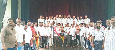 ಸರಗೂರು ತಾಲೂಕು ಕರ್ನಾಟಕ ಮಾದರ ಮಹಾಸಭಾಗೆ ಆಯ್ಕೆಯಾದ ಪದಾಧಿಕಾರಿಗಳನ್ನು ಅಭಿನಂದಿಸಲಾಯಿತು. ಕುರ್ಣೇಗಾಲ ಬೆಟ್ಟಸ್ವಾಮಿ, ಶಿವರಾಜು, ಸಿ.ತಿಮ್ಮಯ್ಯ, ಪಿ.ನಾಗರಾಜು, ಉಡ ನಾಗರಾಜ್, ಶಿವರಾಜ್, ಶಿವಯ್ಯ, ವೆಂಕಟೇಶ್, ಡಿ.ನಾಗರಾಜು, ಚೆಲುವರಾಜು ಇದ್ದರು.