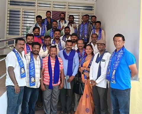 ಸರಗೂರು ತಾಲೂಕಿನ ಪಟ್ಟಣದ ಪ್ರವಾಸಿ ಮಂದಿರದಲ್ಲಿ ದಲಿತ ಸಂಘರ್ಷ ಸಮಿತಿ ಮೈಸೂರು (ಅಂಬೇಡ್ಕರ್ ವಾದ) ತಾಲೂಕು ಪದಾಧಿಕಾರಿಗಳ ಆಯ್ಕೆ ನಡೆಯಿತು. ಬನ್ನಹಳ್ಳಿ ಸೋಮಣ್ಣ, ಸಣ್ಣ ಕುಮಾರ್, ಅನುಷಾ ಕೋಟೆ, ಉದಯ್, ಸತೀಶ್, ಕೃಷ್ಣ, ಗೋಪಾಲ್, ಮುಬಾರಕ್ ಇತರರಿದ್ದರು.
