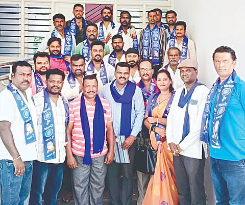ಸರಗೂರು ತಾಲೂಕಿನ ಪಟ್ಟಣದ ಪ್ರವಾಸಿ ಮಂದಿರದಲ್ಲಿ ದಲಿತ ಸಂಘರ್ಷ ಸಮಿತಿ ಮೈಸೂರು (ಅಂಬೇಡ್ಕರ್ ವಾದ) ತಾಲೂಕು ಪದಾಧಿಕಾರಿಗಳ ಆಯ್ಕೆ ನಡೆಯಿತು. ಬನ್ನಹಳ್ಳಿ ಸೋಮಣ್ಣ, ಸಣ್ಣ ಕುಮಾರ್, ಅನುಷಾ ಕೋಟೆ, ಉದಯ್, ಸತೀಶ್, ಕೃಷ್ಣ, ಗೋಪಾಲ್, ಮುಬಾರಕ್ ಇತರರಿದ್ದರು.