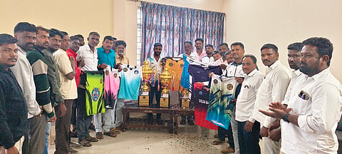 ಸರಗೂರು ಪಟ್ಟಣದ ಪ್ರವಾಸಿ ಮಂದಿರದಲ್ಲಿ ಅರ್ಜುನ ಯೂತ್ಸ್ ಸ್ಪೋರ್ಟ್ ಕ್ಲಬ್ ವತಿಯಿಂದ ಆಯೋಜಿಸಿರುವ ತಾಲೂಕು ಮಟ್ಟದ ಅರ್ಜುನ ವಾಲಿಬಾಲ್ ಪ್ರೀಮಿಯರ್ ಲೀಗ್‌ನ ಟ್ರೋಫಿ ಮತ್ತು ಜೆರ್ಸಿಯನ್ನು ಬಿಡುಗಡೆ ಮಾಡಲಾಯಿತು. ಮಹೇಶ್ ಎನ್.ಬೇಗೂರು, ಗೋಪಾಲ್, ದೇವಣ್ಣ, ಚಿನ್ನಣ್ಣ, ಸೋಮಣ್ಣ, ಪರಶಿವ, ಸೋಮೇಶ್, ಅನಿಲ್ ಕುಮಾರ್ ಇದ್ದರು.