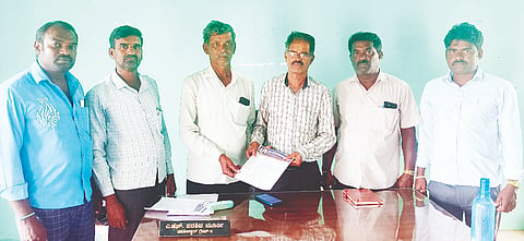 ಪರಿಶಿಷ್ಟ ಜಾತಿಯವರ ಮೂಲ ಸಮಸ್ಯೆ ಬಗೆಹರಿಸಿ ಎಂದು ಒತ್ತಾಯಿಸಿ ದಸಂಸ ಪದಾಧಿಕಾರಿಗಳು ಸರಗೂರು ತಹಸೀಲ್ದಾರ್ ಪರಶಿವಮೂರ್ತಿ ಅವರಿಗೆ ಮನವಿ ಸಲ್ಲಿಸಿದರು. ಶಿವಶಂಕರ್, ಕಾಳಸ್ವಾಮಿ ವಲ್ಲಹಳ್ಳಿ, ಹಳೆಹೆಗ್ಗುಡಿಲು ಶಂಕರ್ ಇತರರು ಇದ್ದರು. 