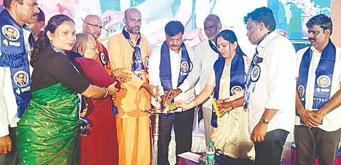 ಸರಗೂರಿನ 4ನೇ ವಾರ್ಡ್‌ನ ಡಾ.ಬಿ.ಆರ್ ಅಂಬೇಡ್ಕರ್ ಭವನದಲ್ಲಿ ಹಮ್ಮಿಕೊಂಡಿದ್ದ ಡಾ.ಬಿ ಆರ್.ಅಂಬೇಡ್ಕರ್ ಅವರ 135ನೇ ಜಯಂತ್ಯುತ್ಸವ ಹಾಗೂ ಎಸ್ಸೆಸ್ಸೆಲ್ಸಿ, ಪಿಯು ಪರೀಕ್ಷೆಯಲ್ಲಿ ಹೆಚ್ಚು ಅಂಕ ಪಡೆದ ವಿದ್ಯಾರ್ಥಿಗಳಿಗೆ ಪ್ರತಿಭಾ ಪುರಸ್ಕಾರ ಸಮಾರಂಭವನ್ನು ಡಾ. ಎಚ್.ಸಿ.ಮಹದೇವಪ್ಪ ಉದ್ಘಾಟಿಸಿದರು. ಬೆಟ್ಟಯ್ಯ, ಸೌಮ್ಯಾ ಅನಿಲ್, ಜ್ಞಾನ ಪ್ರಕಾಶ ಸ್ವಾಮೀಜಿ ಸಿದ್ದರಾಜು, ಭಾಗ್ಯಲಕ್ಷ್ಮೀ ಇತರರು ಇದ್ದರು.