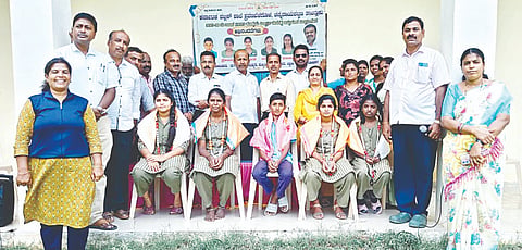 ಕರ್ನಾಟಕ ಪಬ್ಲಿಕ್ ಶಾಲೆಯಲ್ಲಿ ಎನ್.ಎಂ.ಎಂ.ಎಸ್. ಪರೀಕ್ಷೆಯಲ್ಲಿ ಉತ್ತೀರ್ಣರಾಗಿ ವಿದ್ಯಾರ್ಥಿ ವೇತನಕ್ಕೆ ಆಯ್ಕೆಯಾಗಿರುವ ವಿದ್ಯಾರ್ಥಿಗಳನ್ನು ಸೋಮವಾರ ಸನ್ಮಾನಿಸಲಾಯಿತು. ನಾಗೇಂದ್ರ ರಾಯ, ಬಿ.ಕೆ.ಸತೀಶ್, ಬಿ.ಎಸ್.ರವಿಕುಮಾರ್, ಗುಣವತಿ, ರವಿಕುಮಾರ, ಲೋಕೇಶ್, ನಾಗೇಶ್, ಪ್ರಕಾಶ್, ಮಂಗಳ, ಪುಟ್ಟರಾಜು, ಚೇತನಾ ಹಾಗೂ ವಿದ್ಯಾರ್ಥಿಗಳು ಇದ್ದರು. 