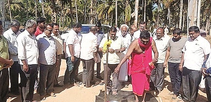ಸುಗ್ಗನಹಳ್ಳಿ ಗ್ರಾಮಕ್ಕೆ ಸಂಪರ್ಕಿಸುವ ರಸ್ತೆ ಕಾಮಗಾರಿಗೆ ಶಾಸಕ ಸಿ.ಎನ್.ಬಾಲಕೃಷ್ಣ ಭೂಮಿ ಪೂಜೆ ನೆರವೇರಿಸಿದರು. ಮಹೇಶ್, ರವಿ, ಬಸವರಾಜು, ಮಂಜಣ್ಣ, ಜಯಂತ್, ಶಿವಲಿಂಗಪ್ಪ, ಕಾಳೇಗೌಡ ಇತರರು ಇದ್ದರು.