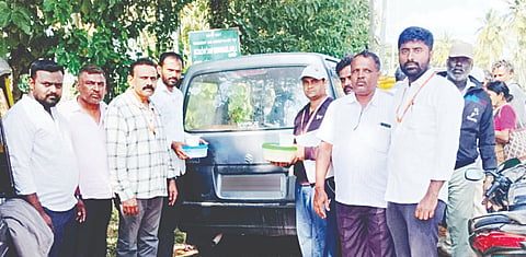 ಕಲಬೆರಕೆ ಬೆಣ್ಣೆ ಮಾರಾಟದ ದೂರಿನ ಹಿನ್ನೆಲೆಯಲ್ಲಿ ಮಂಗಳವಾರ ಶ್ರವಣಬೆಳಗೊಳದಲ್ಲಿ ಆರೋಗ್ಯ ಇಲಾಖೆ ಅಧಿಕಾರಿಗಳ ತಂಡ ದಾಳಿ ನಡೆಸಿ ಪರಿಶೀಲನೆ ನಡೆಸಿತು. ಟಿ.ಎಚ್.ಹರೀಶ್, ಶರತ್, ಮೋಹನ್, ಅಚಲ್ ಇದ್ದರು. 