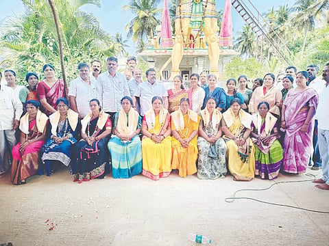 ಶ್ರವಣಬೆಳಗೊಳ ಹೋಬಳಿ ಹಡೇನಹಳ್ಳಿ ಹಾಲು ಉತ್ಪಾದಕರ ಮಹಿಳಾ ಸಹಕಾರ ಸಂಘದ ನೂತನ ನಿರ್ದೇಶಕರಿಗೆ ಶಾಸಕ ಸಿ.ಎನ್.ಬಾಲಕೃಷ್ಣ ಅಭಿನಂದಿಸಿದರು. ವೆಂಕಟೇಶ್, ಕುಂಬಾರಳ್ಳಿ ರಮೇಶ್, ಮಂಜಣ್ಣ, ಲತಾ ತಮ್ಮಯ್ಯ, ಜಯರಾಮ್, ಗೇಣಿದಾರ್ ಇದ್ದರು.