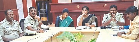 ಶಿಡ್ಲಟ್ಟ ತಾಲೂಕು ಕಚೇರಿಯಲ್ಲಿ ಗಣೇಶ ಚತುರ್ಥಿಯ ಅಂಗವಾಗಿ ಆಯೋಜಿಸಿದ್ದ ಅಧಿಕಾರಿಗಳ, ಗಣೇಶ ಪ್ರತಿಷ್ಠಪನಾ ಮಂಡಳಿ ಸದಸ್ಯರ ಸಭೆಯಲ್ಲಿ ತಹಸೀಲ್ದಾರ್​ ಎನ್​.ಗಗನಸಿಂಧು ಮಾತನಾಡಿದರು. ಆರಕ್ಷಕ ವೃತ್ತ ನಿರೀಕ್ಷಕ ಜೆ.ಎನ್​.ಆನಂದಕುಮಾರ್​, ತಾ.ಪಂ ಇಒ ಆರ್​.ಹೇಮಾವತಿ ಮತ್ತಿತರರು ಇದ್ದರು.