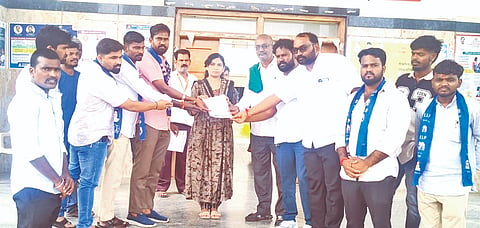 ರಾಸಾಯನಿಕ ಹೊಗೆ ಹೊರ ಬಿಡುತ್ತಿರುವ ಸಿಮೆಂಟ್​ ಕಂಪನಿಗಳ ವಿರುದ್ಧ ಕ್ರಮಕ್ಕೆ ಒತ್ತಾಯಿಸಿ ಬಹುಜನ ಸಮಾಜ ಪಕ್ಷದಿಂದ ತಹಸೀಲ್ದಾರ್​ ಶ್ರೀಯಾಂಕ್​ ಧನಶ್ರೀಗೆ ಮನವಿಪತ್ರ ಸಲ್ಲಿಸಲಾಯಿತು. ರೇವಣಸಿದ್ದಪ್ಪ ಶಿಂಧೆ, ರಾಮು ಇಂಜಳ್ಳಿಕರ್​, ಅಪ್ಪಿ ಟೈಗರ್​, ಜಗದೀಶ ಇಮಡಾಪುರ, ನಾಗೇಶ ಕಟ್ಟಿಮನಿ ಇತರರಿದ್ದ