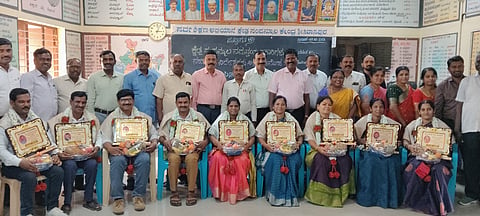 ಶ್ರೀನಿವಾಸಪುರದ sslc ಕ್ಷೇತ್ರ ಸಂಪನ್ಮೂಲ ಅಧಿಕಾರಿಗಳ ಕಚೇರಿಯಲ್ಲಿ ಹಮ್ಮಿಕೊಂಡಿದ್ದ ಬೀಳ್ಕೊಡುಗೆ ಕಾರ್ಯಕ್ರಮದಲ್ಲಿ ತಾಲೂಕಿನಿಂದ ವರ್ಗಾವಣೆಯಾಗಿದ್ದ ಕ್ಷೇತ್ರ ಸಂಪನ್ಮೂಲ ಸಮನ್ವಯಾಧಿಕಾರಿ ಕೆ.ಸಿ.ವಸಂತಾ ಮತ್ತು ಬಿಆರ್​ಪಿಸಿಆರ್​ಪಿ ಶಿಕ್ಷಕರನ್ನು ಸನ್ಮಾನಿಸಲಾಯಿತು. ನೂತನ ಬಿಆರ್​ಸಿ ಗೀತಾ, ಬಿಆರ್​ಪಿ ವೆಂಕಟಾಚಲಪತಿ ಇದ್ದರು.