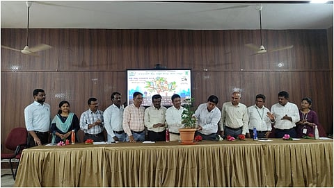 ಹಗರಿಯ ಐಸಿಎಆರ್ ಕೃಷಿ ವಿಜ್ಞಾನ ಕೇಂದ್ರದಲ್ಲಿ ಆಯೋಜಿಸಿದ್ದ ವಿಶ್ವ ಮಣ್ಣು ದಿನಾಚರಣೆ ಕಾರ್ಯಕ್ರಮವನ್ನು ಜ್ಞಾನ ಕೇಂದ್ರದ ಪ್ರೊ.ಡಾ.ಬಿ.ಕೆ. ರಮೇಶ ಉದ್ಘಾಟಿಸಿದರು. ಕೃಷಿ ಸಂಶೋಧನಾ ಕೇಂದ್ರದ ಮುಖ್ಯಸ್ಥರಾದ ಡಾ.ಪಾಲಯ್ಯ, ಡಾ.ಗಿರೀಶ್, ಮಣ್ಣು ವಿಜ್ಞಾನಿ ಡಾ.ಎಸ್.ರವಿ, ಗೃಹ ವಿಜ್ಞಾನಿ ಡಾ.ರಾಜೇಶ್ವರಿ, ಸಿಬ್ಬಂದಿ ಡಾ.ಎಂ.ಆರ್.ಗೋವಿಂದಪ್ಪ, ಡಾ.ಮಂಜುನಾಥ, ಎನ್.ಡಾ.ಬಸವರಾಜ , ಡಾ.ನಾಗೇಶ್ ಇದ್ದರು.