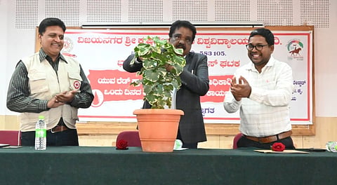 ಬಳ್ಳಾರಿಯ ವಿಎಸ್‌ಕೆ ವಿವಿಯಲ್ಲಿ ಆಯೋಜಿಸಿದ್ದ ಒಂದು ದಿನದ ಕಾರ್ಯಾಗಾರವನ್ನು ವಿವಿ ಕುಲಪತಿ ಪ್ರೊ.ಎಂ.ಮುನಿರಾಜು ಉದ್ಘಾಟಿಸಿದರು. ರೆಡ್ ಕ್ರಾಸ್ ಸಂಸ್ಥೆಯ ಜಿಲ್ಲಾ ಕಾರ್ಯದರ್ಶಿ ಎಂ.ಎ. ಶಕೀಬ್, ನೋಡಲ್ ಅಧಿಕಾರಿ ಡಾ.ರಾಜೇಂದ್ರ ಪ್ರಸಾದ್ ಇದ್ದರು.