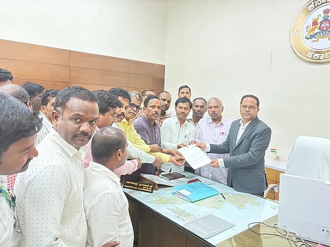 ಬಳ್ಳಾರಿಯ ಡಿಸಿ ಕಚೇರಿ ಆವರಣದಲ್ಲಿ ಕನ್ನಡ ಯುವಕ ಸಂಘದಿಂದ ಡಿಸಿ ನಾಗೇಂದ್ರ ಪ್ರಸಾದ್ ಕೆ., ಅವರಿಗೆ ಮನವಿ ಸಲ್ಲಿಸಲಾಯಿತು