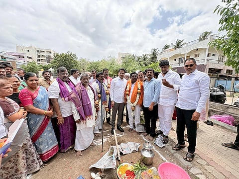 ಬಳ್ಳಾರಿಯ ಸೊಂತ ಲಿಂಗಣ್ಣ ಕಾಲನಿಯಲ್ಲಿ  ಉದ್ಯಾನವನ ಅಭಿವೃದ್ಧಿ ಕಾಮಗಾರಿ ಶಾಸಕ ನಾರಾಭರತರೆಡ್ಡಿ ಚಾಲನೆ ನೀಡಿದರು. ಮೇಯರ್ ಪಿ.ಗಾದೆಪ್ಪ, ಪಾಲಿಕೆ ಸದಸ್ಯರಾದ ಹನುಮಂತಪ್ಪ, ನೂರ್ ಮೊಹಮ್ಮದ್, ಕುಬೇರ, ಮುಖಂಡರಾದ ಬಜ್ಜಪ್ಪ, ದುರ್ಗಾ ಮೋಹನ್, ಅಂಬರೀಶ್ ಇತರರಿದ್ದರು.